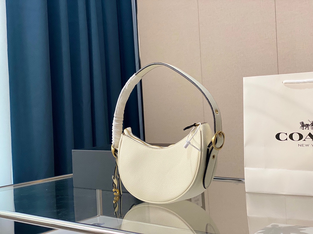 J0  Coach 蔻驰  半月包绝美腋下包，收到的反馈很好，质量一如既往的好，小清新风格，可以单肩、手拎，很好看，尺寸：24 12