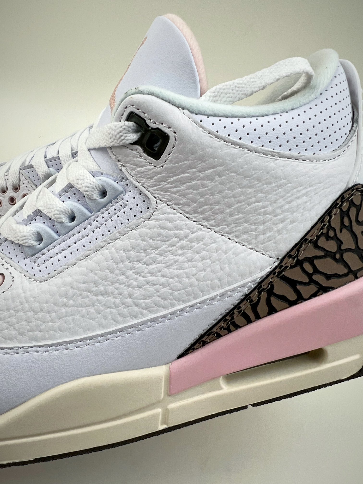 Air Jordan 3 Retro ”Dark Mocha” Sakura CK9246-102