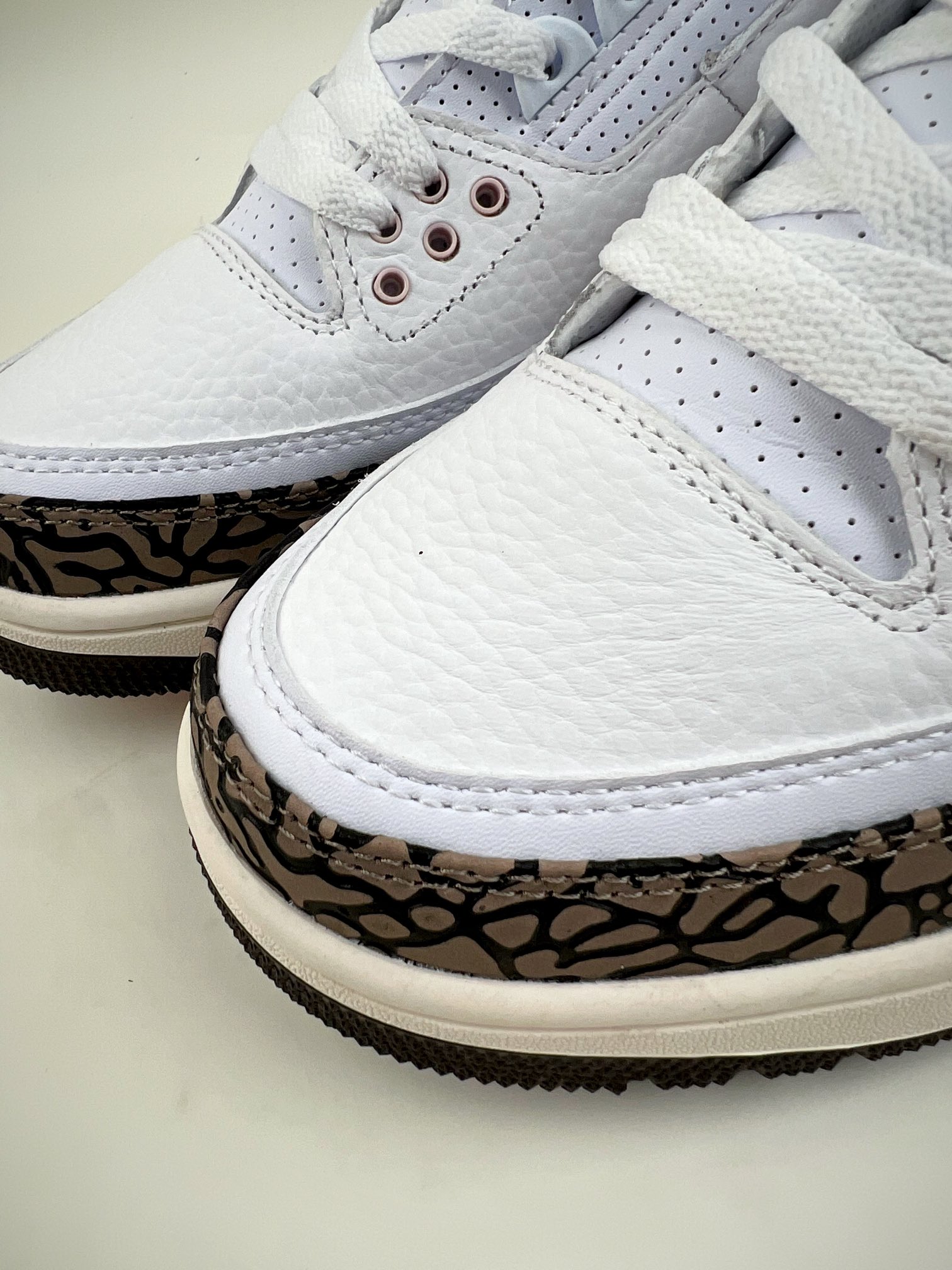 Air Jordan 3 Retro ”Dark Mocha” Sakura CK9246-102