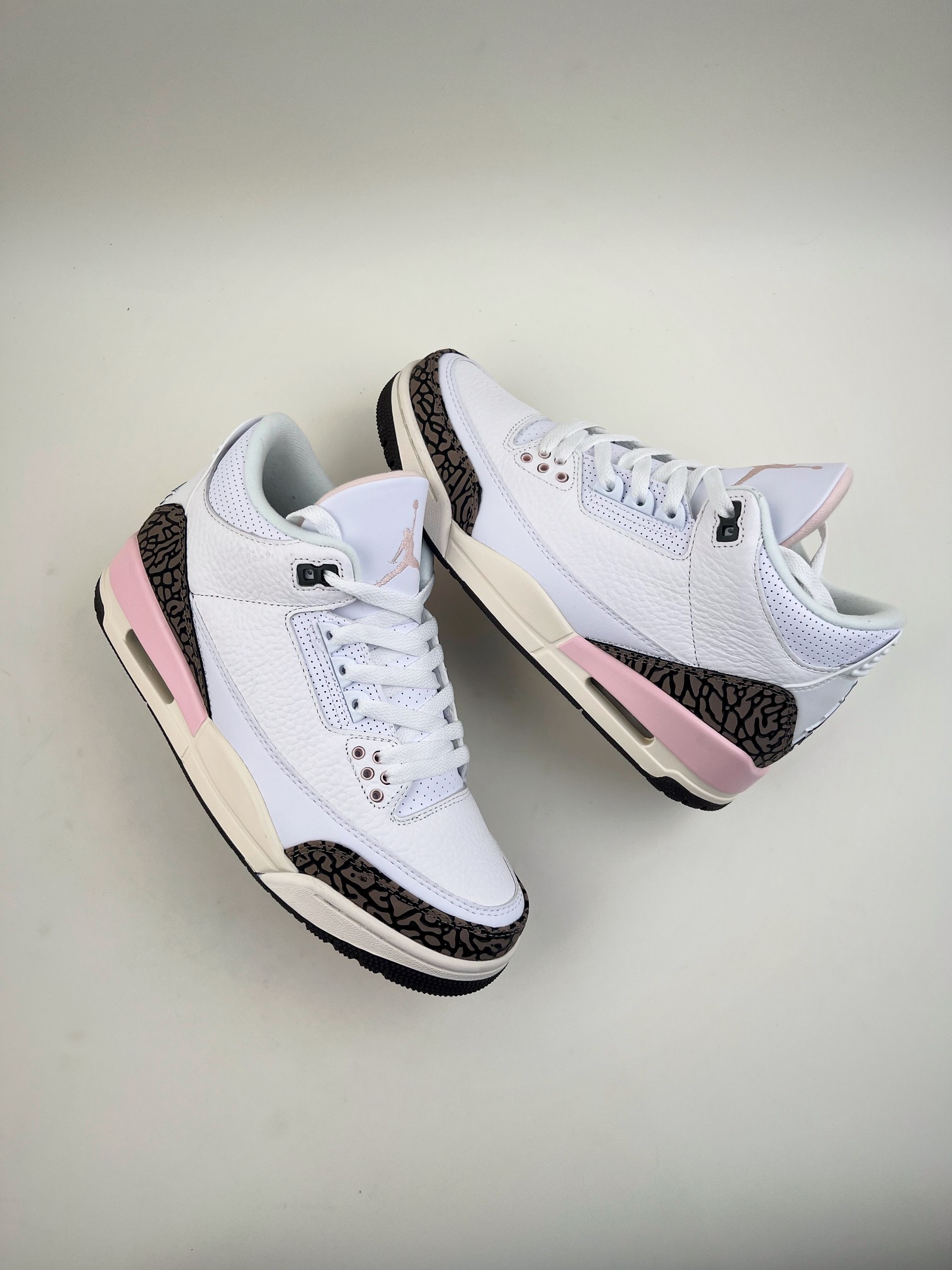 Air Jordan 3 Retro ”Dark Mocha” Sakura CK9246-102