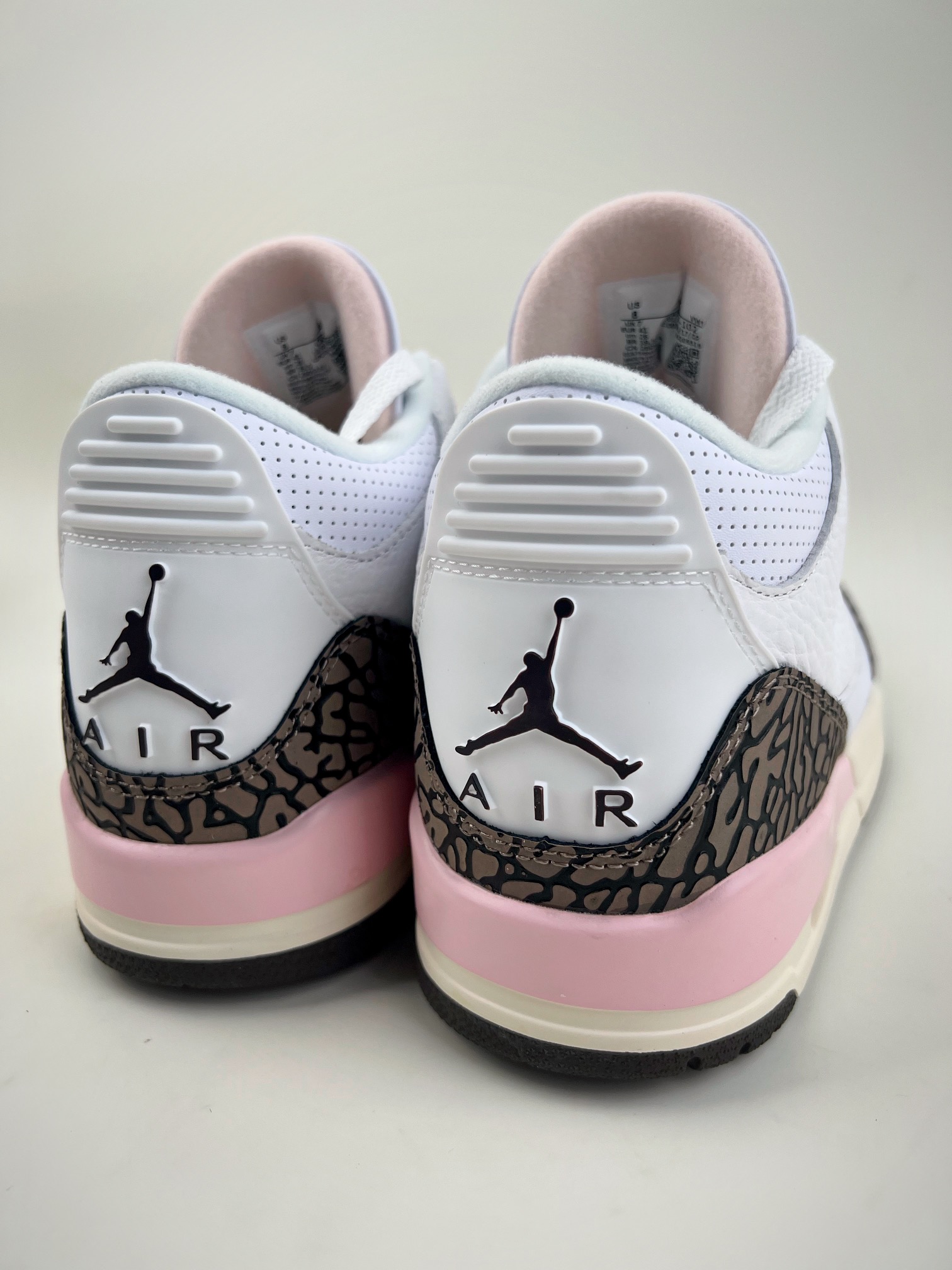 Air Jordan 3 Retro ”Dark Mocha” Sakura CK9246-102