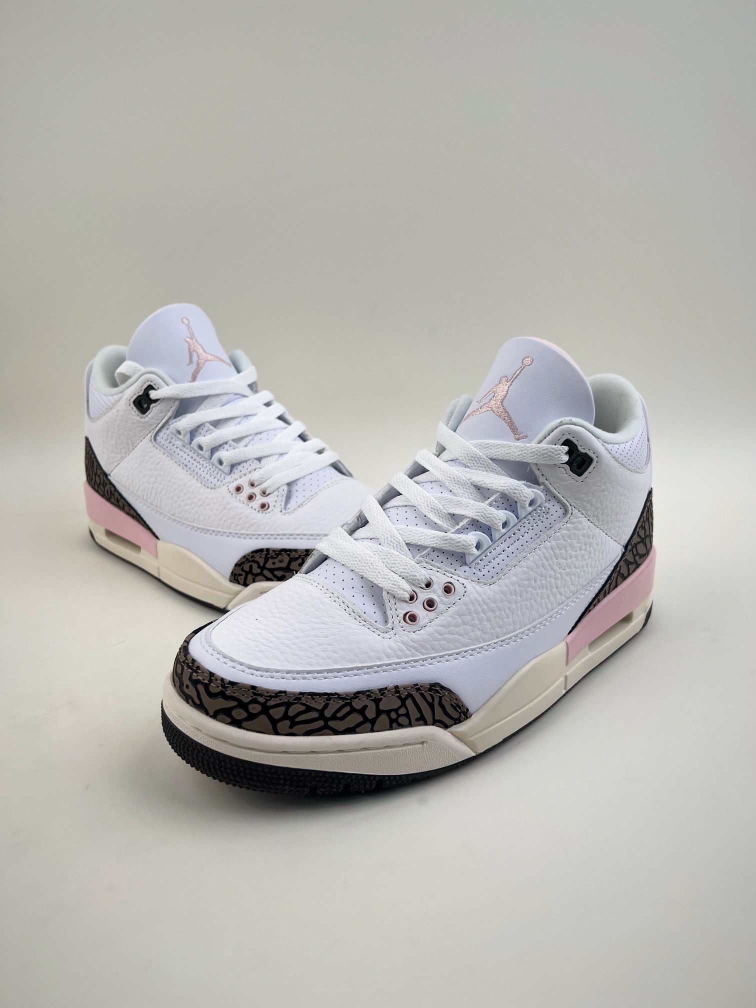 Air Jordan 3 Retro ”Dark Mocha” Sakura CK9246-102