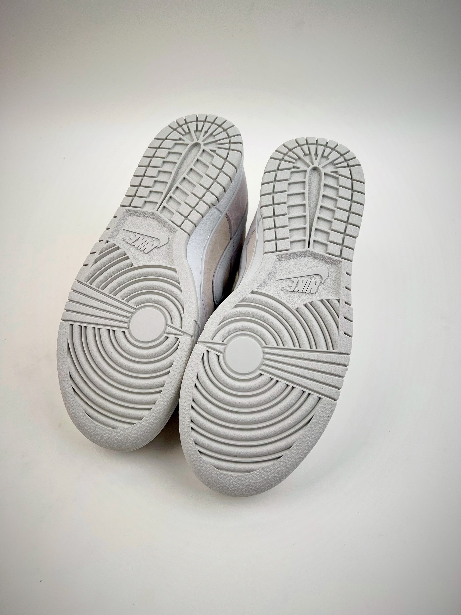 240 Nike Dunk Low PRM “Vast Grey” 复古奶灰色 DD8338-001