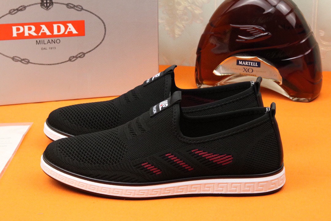 I0 高品质普拉达 米兰展新品男鞋出炉了，官网：1制作原版，续写魅力传承，创新与致敬年轻时尚的你必须拥有活动垫脚无臭脚；进口飞织弹力布鞋面耐磨橡胶底；适合四季穿着 ，时尚百搭。