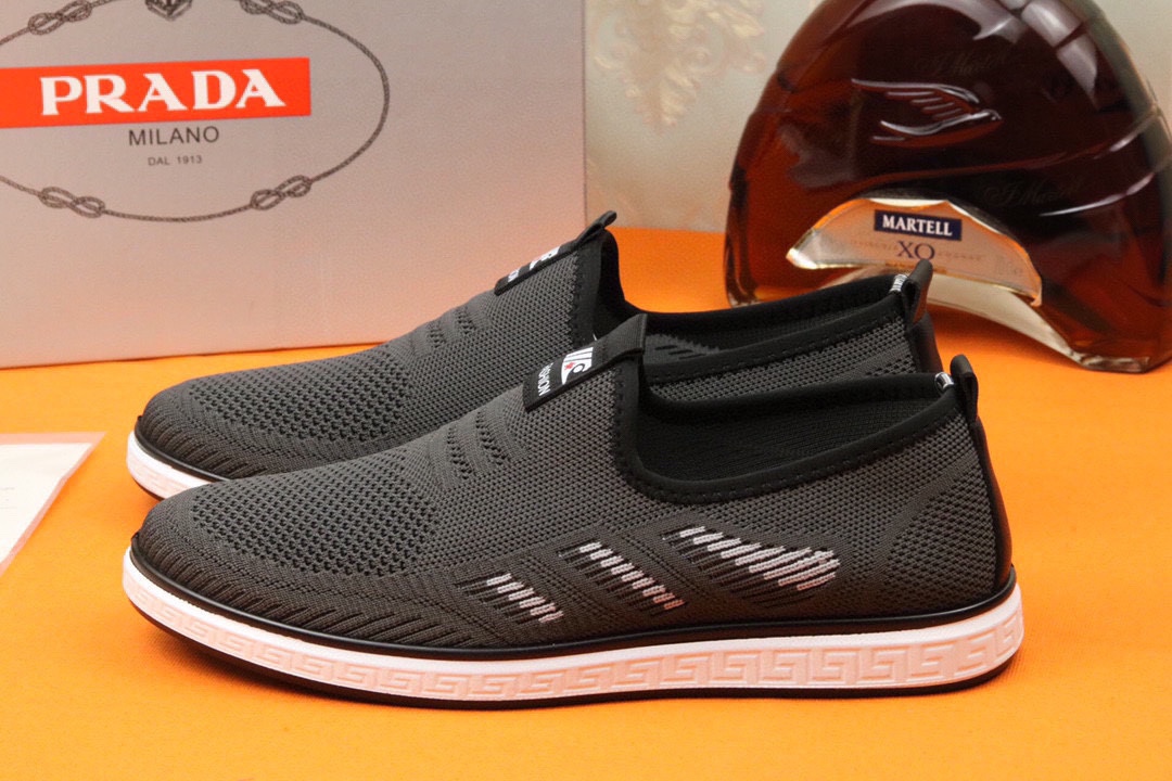 I0 高品质普拉达 米兰展新品男鞋出炉了，官网：1制作原版，续写魅力传承，创新与致敬年轻时尚的你必须拥有活动垫脚无臭脚；进口飞织弹力布鞋面耐磨橡胶底；适合四季穿着 ，时尚百搭。