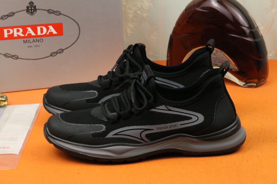 I5 爆单款PRADA普拉达 香港专柜休闲鞋，专柜品质，优质做工，鞋面采用进口透气飞织弹力布面料，舒适透气内里，原板发泡轻质大底 ，休闲时尚，高端品质，