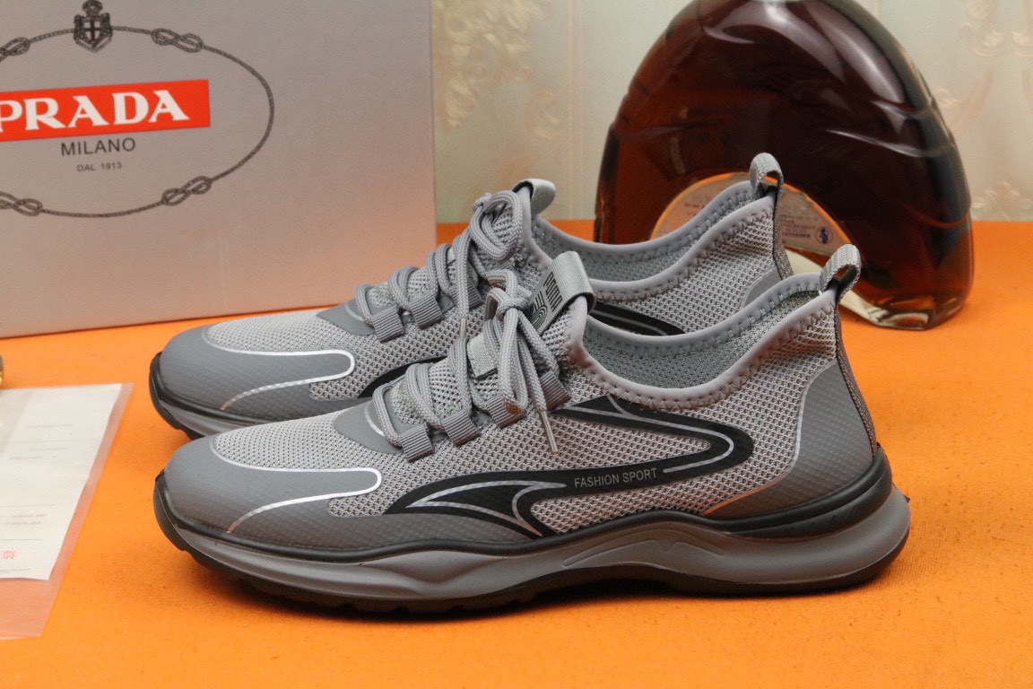 I5 爆单款PRADA普拉达 香港专柜休闲鞋，专柜品质，优质做工，鞋面采用进口透气飞织弹力布面料，舒适透气内里，原板发泡轻质大底 ，休闲时尚，高端品质，