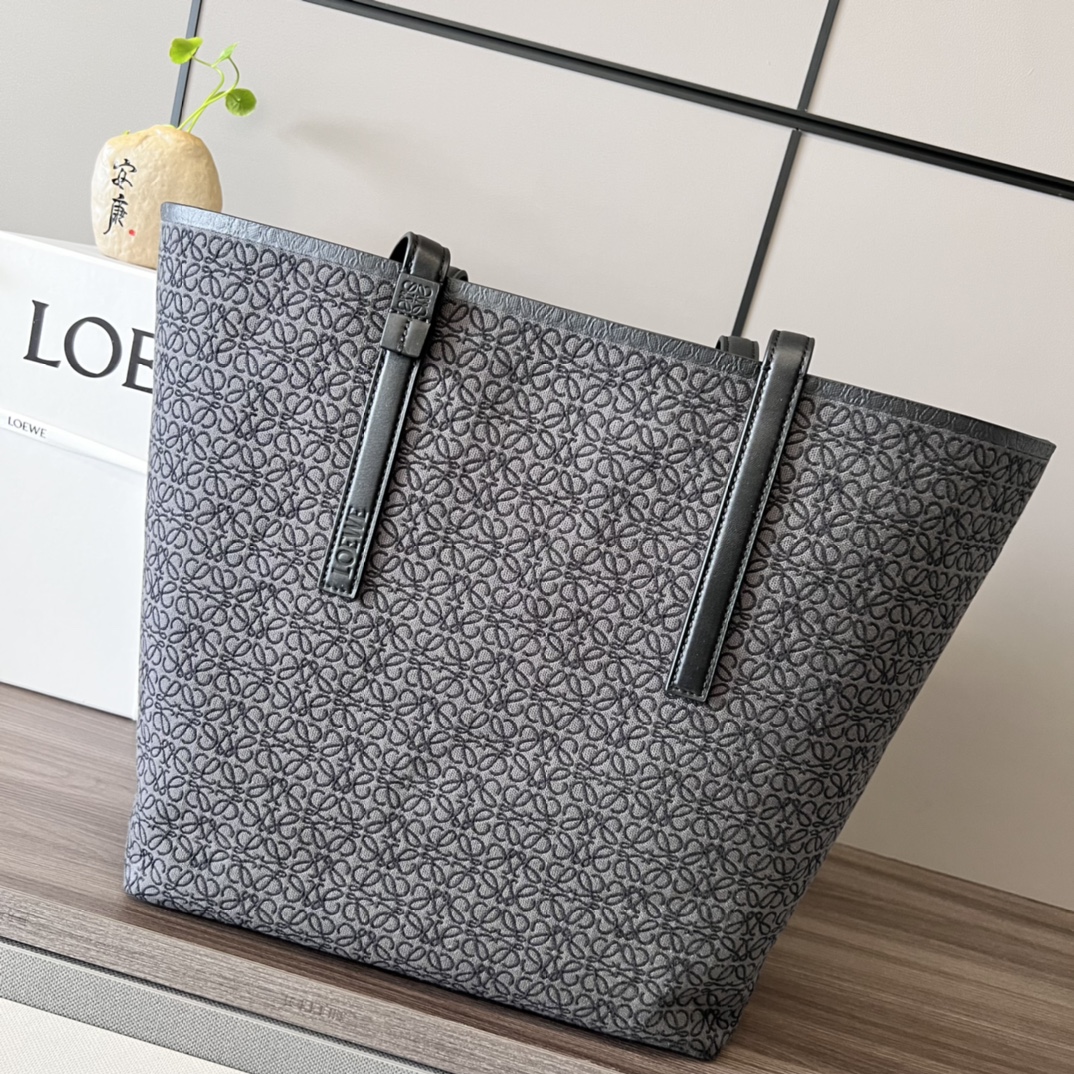 NO:894204,Lw new Anagram T Tote bag T tote handbag is a multi-functional handbag with long cow leather top handles * streamlined silhouette * and a Y-shaped side seam structure that echoes the name of the handbag. This version is made of Anagram jacquard fabric and cow leather, and can be carried on the shoulder or top handle * An internal zipper pocket. Can accommodate a 13-inch laptop * Canvas lining * Loewe and Anagram embossed size 46*34*19cm  Model 10939, men's new Tote bag, loewe, totes, cowhide19860909Lw 新款Anagram T Tote托特包 T tote手袋是一款多功能手袋配有牛皮革顶部长提手*流线廓形*以及和手袋名称相呼应的丅形侧缝结构这个版本釆用Anagram 提花布和牛皮革制成、肩背或顶部提手携带*一个内部拉链口袋.可容纳13英寸笔记本电脑*帆布衬里*Loewe 和Anagram 压纹 size46*34*19cm  型号10939,男士新款Tote包,loewe,totes,cowhide,Bag