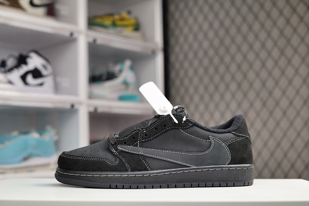 H0 Travis Scott x Air Jordan 1 Low黑魂倒钩低帮 纯原大厂出品全新的联名低帮倒钩鞋面延续了黑脚趾设计，整双鞋在纯黑的鞋身基础上，使用白色撞色车线，鞋身轮廓显示得更加明显。再点缀上Travis Scott 标志性的Logo，后跟处经典的TS人脸标志换成了代表亲女儿Stormi的蜜蜂刺绣Logo，彰显出联名的奢华格调。
