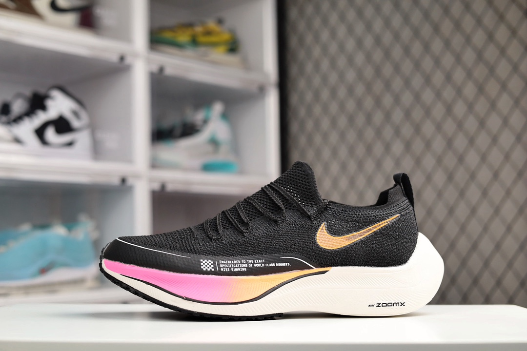 H0 NK ZoomX Vaporfly NEXT% 最强跑鞋 纯原公司级马拉松4代 这款新一代最强跑鞋在鞋面和鞋底都进行了全方位升级。鞋面使用了全新 Vaporweave 科技，这种类似蝉翼的材质相比 Flyknit 更加轻薄透气，更重要的是避免了鞋面吸收汗水和雨水，中底方面，除了延续全掌铲型碳板，中底 ZoomX 泡棉增容 15% 之多，形态上与 Vaporfly Elite 更为相似，但重量并没有增加