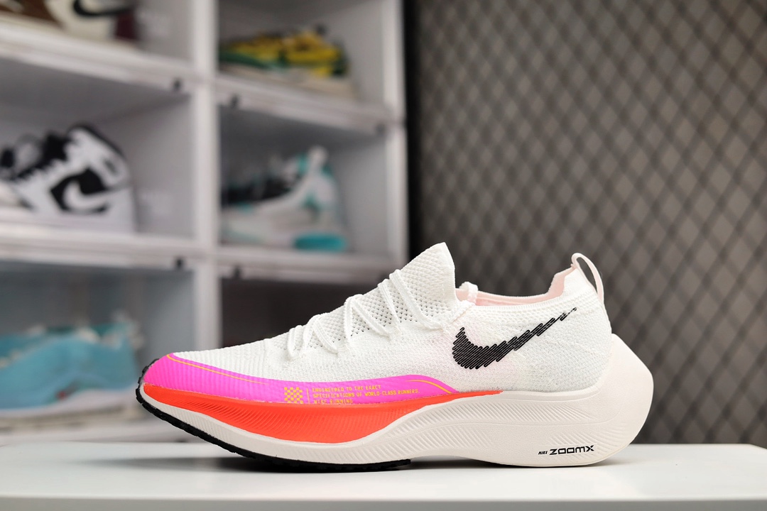 H0 NK ZoomX Vaporfly NEXT% 最强跑鞋 纯原公司级马拉松4代 这款新一代最强跑鞋在鞋面和鞋底都进行了全方位升级。鞋面使用了全新 Vaporweave 科技，这种类似蝉翼的材质相比 Flyknit 更加轻薄透气，更重要的是避免了鞋面吸收汗水和雨水，中底方面，除了延续全掌铲型碳板，中底 ZoomX 泡棉增容 15% 之多，形态上与 Vaporfly Elite 更为相似，但重量并没有增加