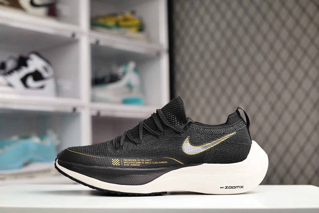H0 NK ZoomX Vaporfly NEXT% 最强跑鞋 纯原公司级马拉松4代 这款新一代最强跑鞋在鞋面和鞋底都进行了全方位升级。鞋面使用了全新 Vaporweave 科技，这种类似蝉翼的材质相比 Flyknit 更加轻薄透气，更重要的是避免了鞋面吸收汗水和雨水，中底方面，除了延续全掌铲型碳板，中底 ZoomX 泡棉增容 15% 之多，形态上与 Vaporfly Elite 更为相似，但重量并没有增加