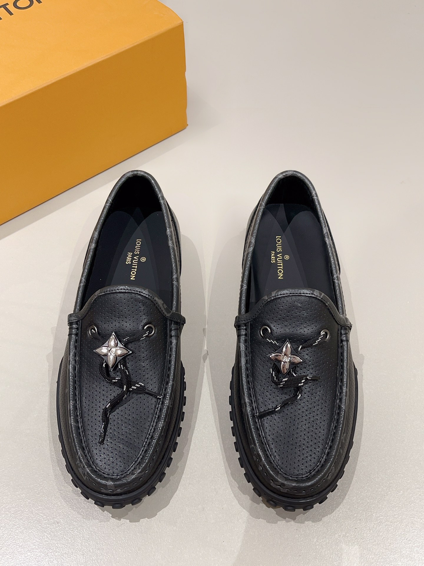 NO:773962,【L^】Louis Vuitton's LUXEMBOURG SAMOTHRACE series of leather shoes make an eye-catching appearance on the spring and summer show. Imported calf punched uppers, high-quality cowhide for lining, original outsole, full of comfort. Size: 38-44 (customized for 45, 46), LV - Doudou shoes, louis vuitton, louis vuitton, cowhide19860909【L^】路易威登 LUXEMBOURG SAMOTHRACE系列皮鞋瞩目亮相春夏秀场 进口小牛冲孔鞋面 内里垫脚优质牛皮 原版大底 舒适感十足 Size:38-44（45,46订制）,LV -豆豆鞋,louis vuitton,louis vuitton,cowhide,Men's shoes