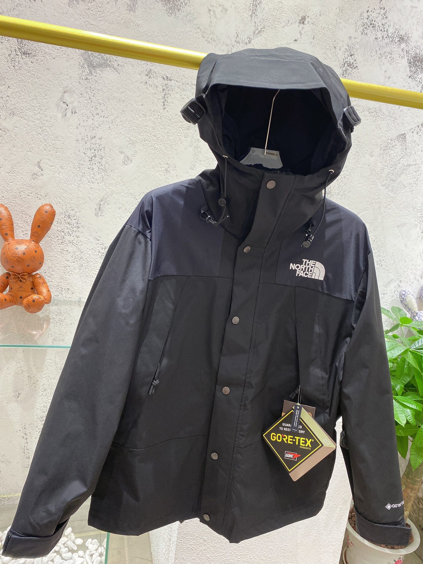 顶级版本👌TheNorthFace北面1990经典款户外防水冲锋衣登山夹克#代购级为了还原ZP的一切质感今年团队历经数月最终出货.所有辅料还原ZP,面料做工升级:1、防水为国际ISO标准90(ISO4)级别达到荷叶水珠滚动效果2、面料:高透层压织物Gore-tex仿水透气薄膜,手感更佳舒适.冲锋衣代表作品1990年MJ是TNF的传统最爱.这款时尚夹克采用GT设计,为您的所有都市冒险而重新构想,提供无与伦比的防水和防风保护.GT配有塔夫绸和拉绒经编衬里相当保暖.另外可与1996羽绒服组合搭配保暖效果超级无敌.