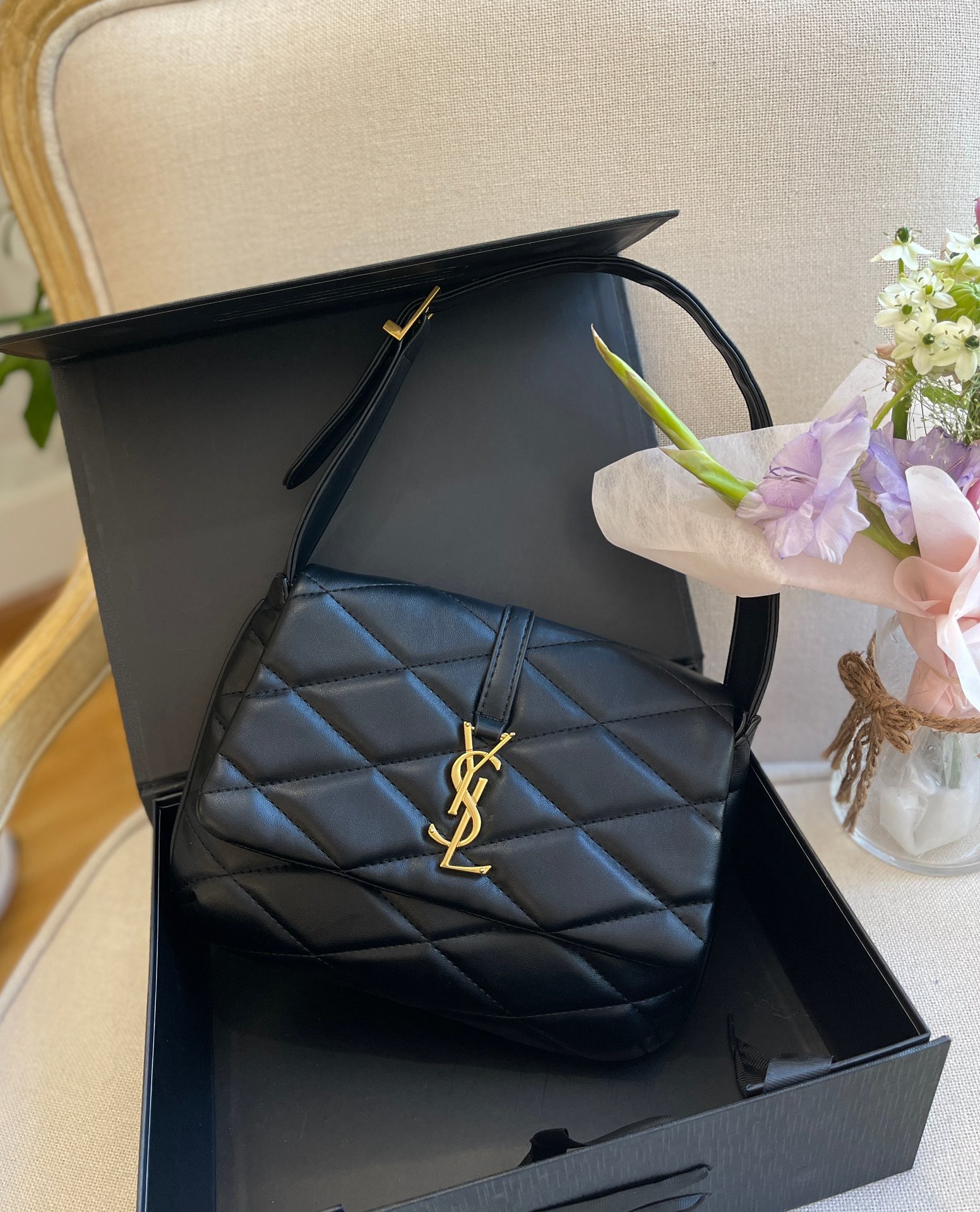 J0 圣罗兰 腋下包 专柜品质、小牛皮打造 腋下背单肩背 上身效果非常好 百搭款 尺寸24*20cm折叠合