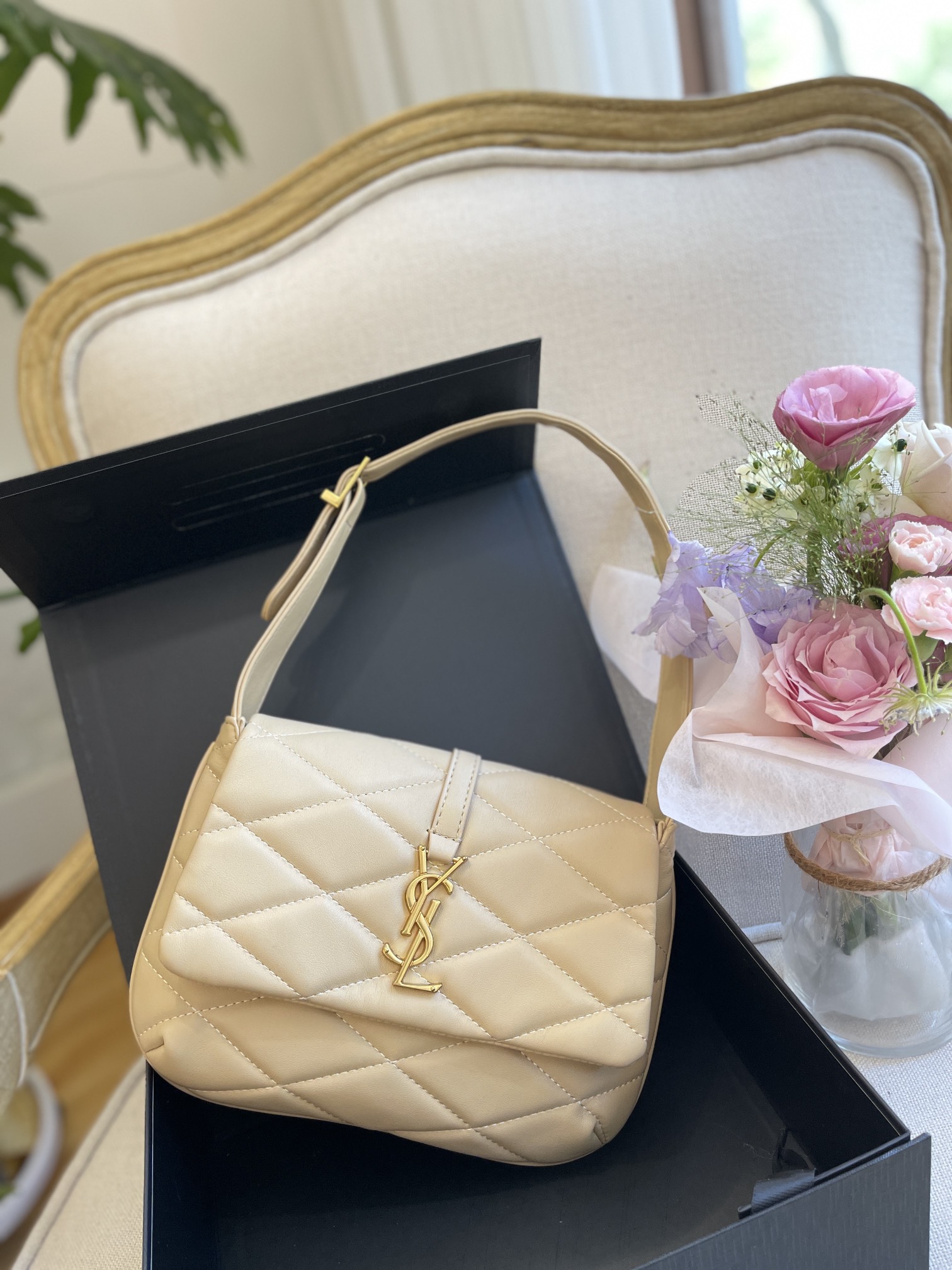 J0 圣罗兰 腋下包 专柜品质、小牛皮打造 腋下背单肩背 上身效果非常好 百搭款 尺寸24*20cm 编码7615折叠盒