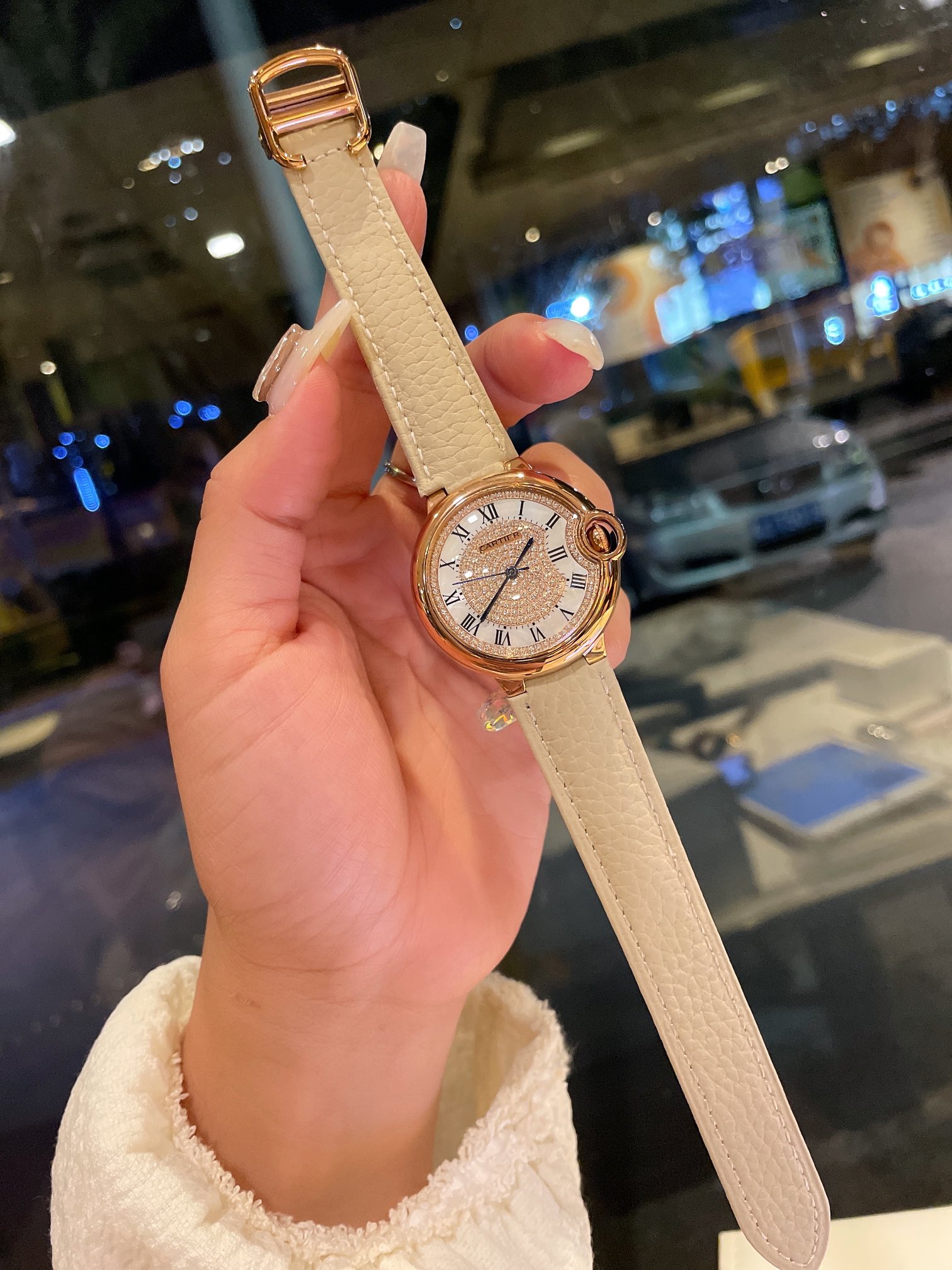 最火爆的颜色 完美的治愈色/很气质的颜色，荔枝纹皮饱和度恰到好处，细腻的羊皮戴上手超级柔软舒适关键是超显手白  卡地亚 Cartier 蓝气球镶钻面黄金奢华贵气十足 实物超美瑞士石英尺寸36mm 力荐入手[哇]