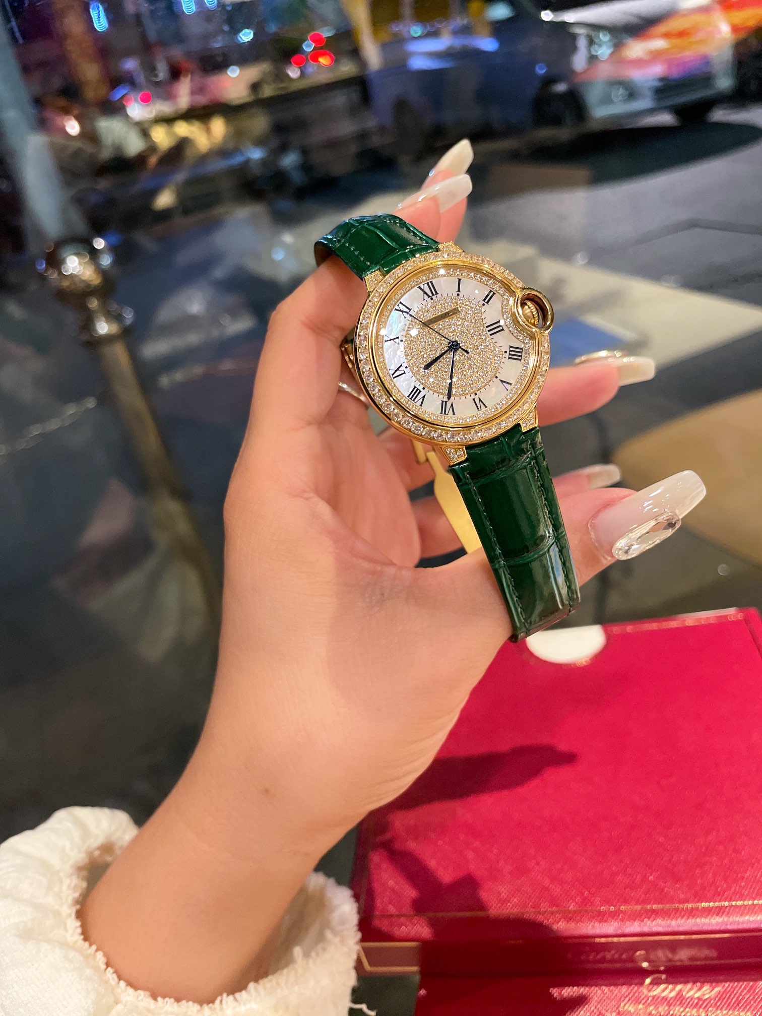 鱼眼玻璃 瑞士石英机芯 最火爆的颜色 完美的治愈色/很气质的颜色，荔枝纹皮饱和度恰到好处，细腻的羊皮戴上手超级柔软舒适关键是超显手白  卡地亚 Cartier 蓝气球镶钻面黄金奢华贵气十足 实物超美瑞士石英尺寸36mm 力荐入手[哇]