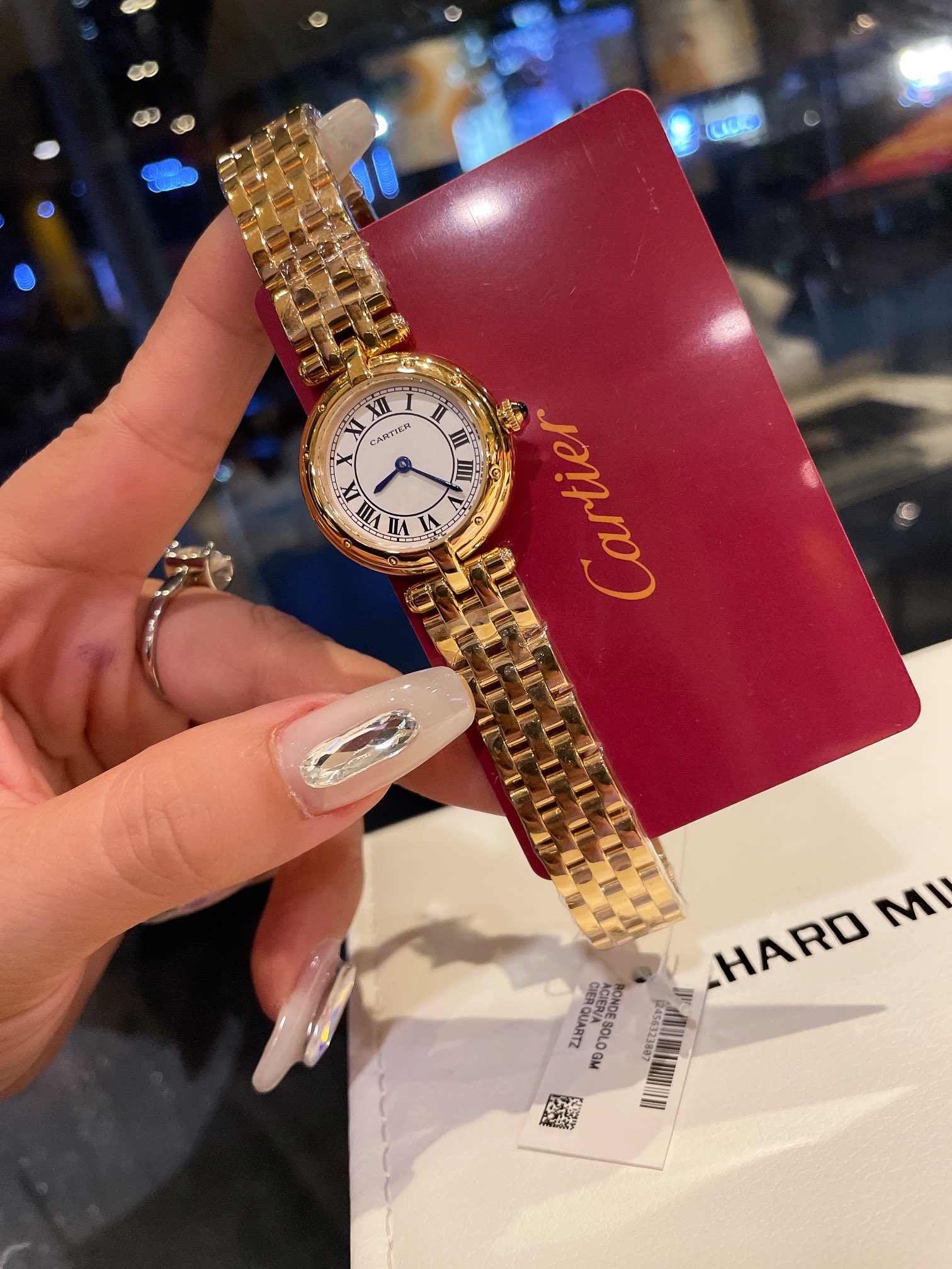 L5   卡地亚 Cartier 小中古｜复古味十足的可爱小表盘 新到了Cartier  卡地亚 Cartier 中古表里非常绝的一款圆润小表盘手表，一见钟情，戴上不愿拿下来那种。不同于大热的方形 tank ,它更为特别和小众，精致优雅到极致，罗马数字刻度蓝钢剑形指针和盘面上的轨道纹，满满的法式复古风味表壳上八颗螺丝钉的设计搭配间金的五段金属链带，给整表添加了一些潮酷的机车元素质感超强 卡地亚  Cartier  正牌中古表，喜欢这份气质感。表盘直径27mm