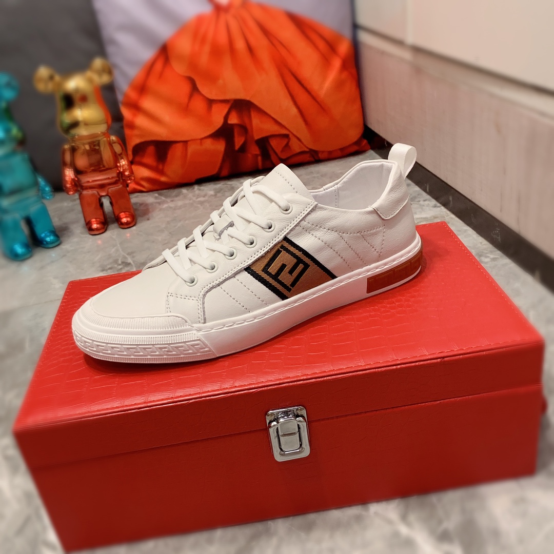 I0   Fendi 芬迪   最新爆款休闲鞋，顶端品牌 奢侈～代购，顶级～质量。专柜同卖产品[强]鞋面選用进口透气原版牛皮搭配材质透气猪皮内里精细做工。原版个性时尚柔软橡膠耐磨防滑大底，上脚轻巧舒适，实物拍摄實物更好看，007广州码: 38-44。黑色，白色