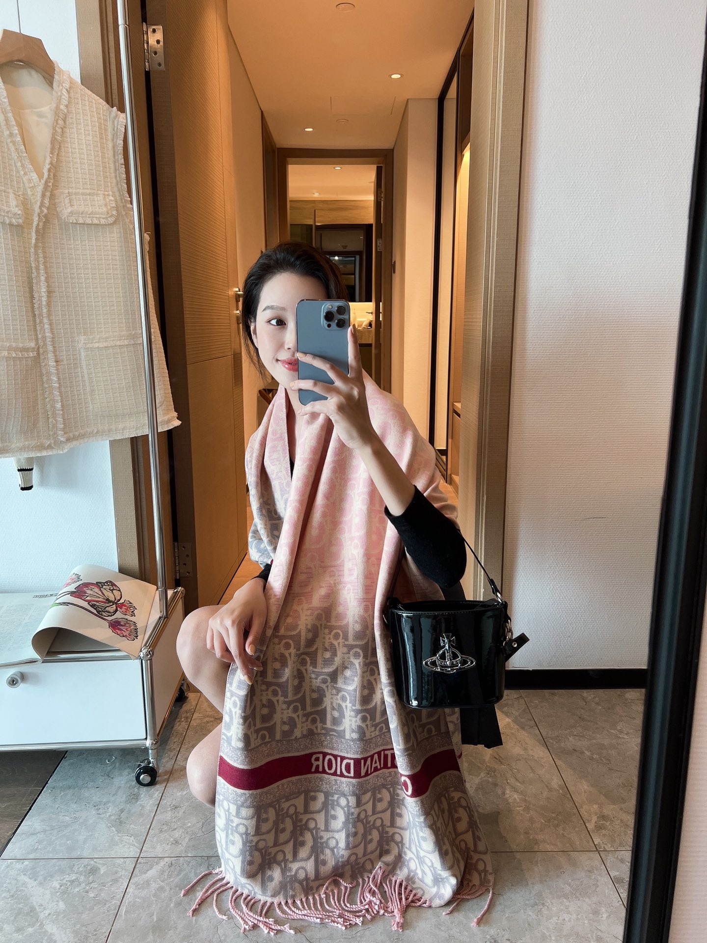 NO:162950,The latest counter model of Do is the latest model [D letter jacquard trim 140] The order private flow of the order that is very easy to match on vacation and daily life] I want to go on vacation and go outfits very well, and I look so energetic, without saying much, the details can be seen clearly, and the high-standard quality that is absolutely praised 18065. Top rabbit velvet core yarn, ordinary scarf19860909批Do最最新的专柜主打款【D字母提花饰边140】 度假及日常都非常好搭配的款订单私流】一看到就想去度假平时穿搭也非常好搭配,整个人看起来都会神采奕奕好多不用多说,细节品质都看得清楚,绝对获赞的高规格品质18065.顶级兔绒包芯纱,普通围巾,scarf