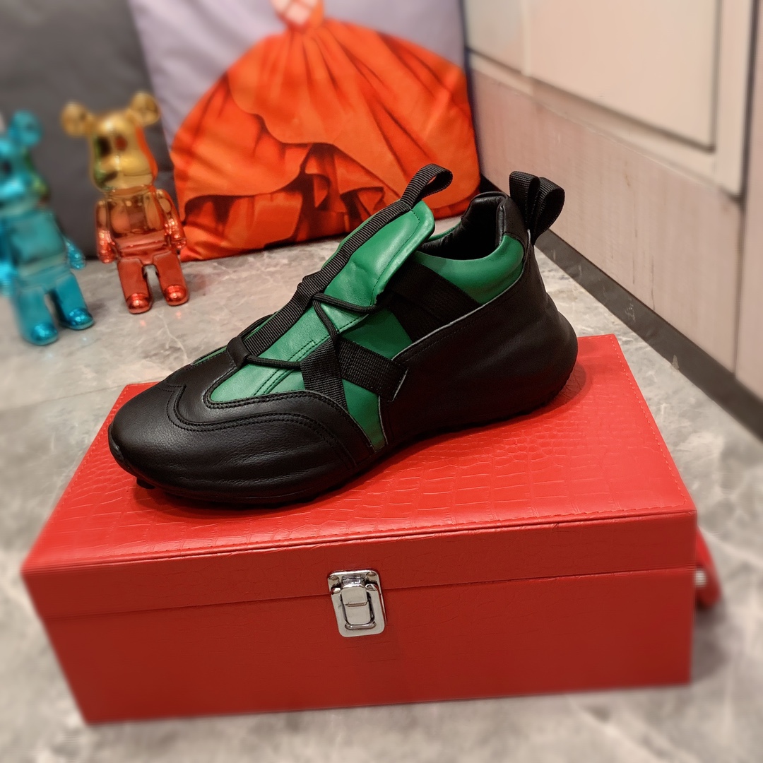 老爹鞋  J5    Prada 普拉达 最新爆款休闲老爹鞋，顶端品牌[勾引]奢侈～代购，顶级～质量。专柜同卖产品[强]鞋面選用进口透气原版牛皮搭配材质透气猪皮内里精细做工。原版个性时尚柔软橡膠耐磨防滑大底，上脚轻巧舒适，实物拍摄實物更好看，309广州码: 38-44。3色入选