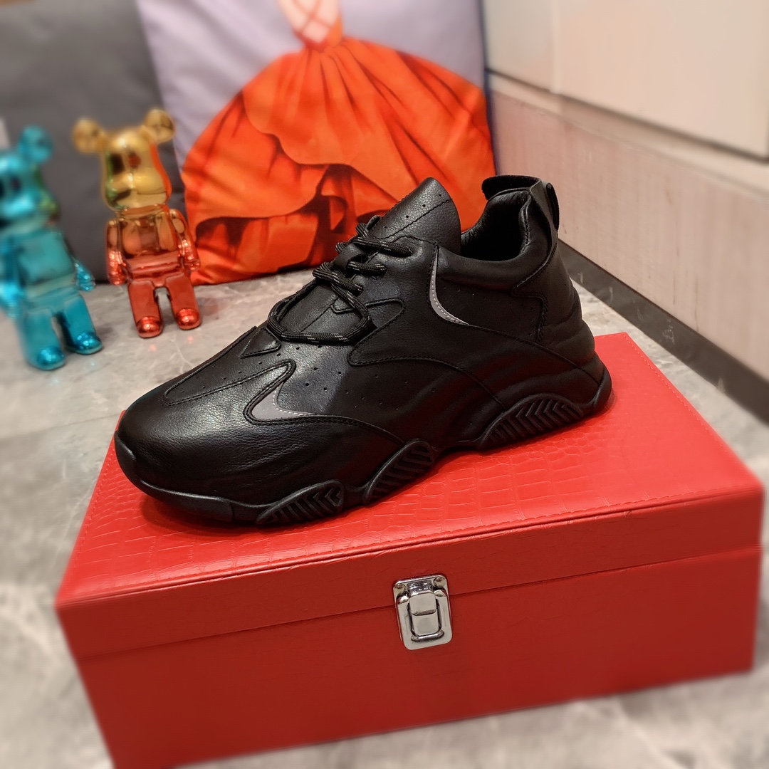 老爹鞋  J5    Prada 普拉达 最新爆款休闲老爹鞋，顶端品牌[勾引]奢侈～代购，顶级～质量。专柜同卖产品[强]鞋面選用进口透气原版牛皮搭配材质透气猪皮内里精细做工。原版个性时尚柔软橡膠耐磨防滑大底，上脚轻巧舒适，实物拍摄實物更好看，309广州码: 38-44。白色，黑色入选