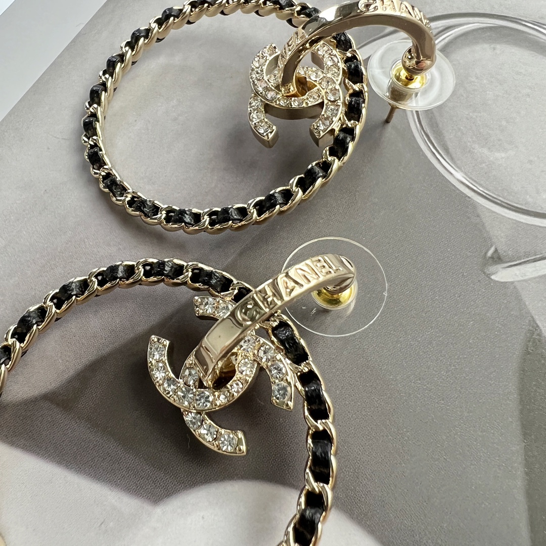 新款☑️CHANEL香奈儿双c黑皮绳圆形耳钉耳环