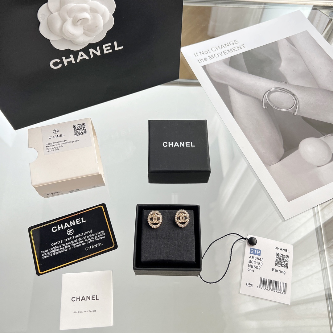新款☑️CHANEL香奈儿双c满钻椭圆耳钉耳环