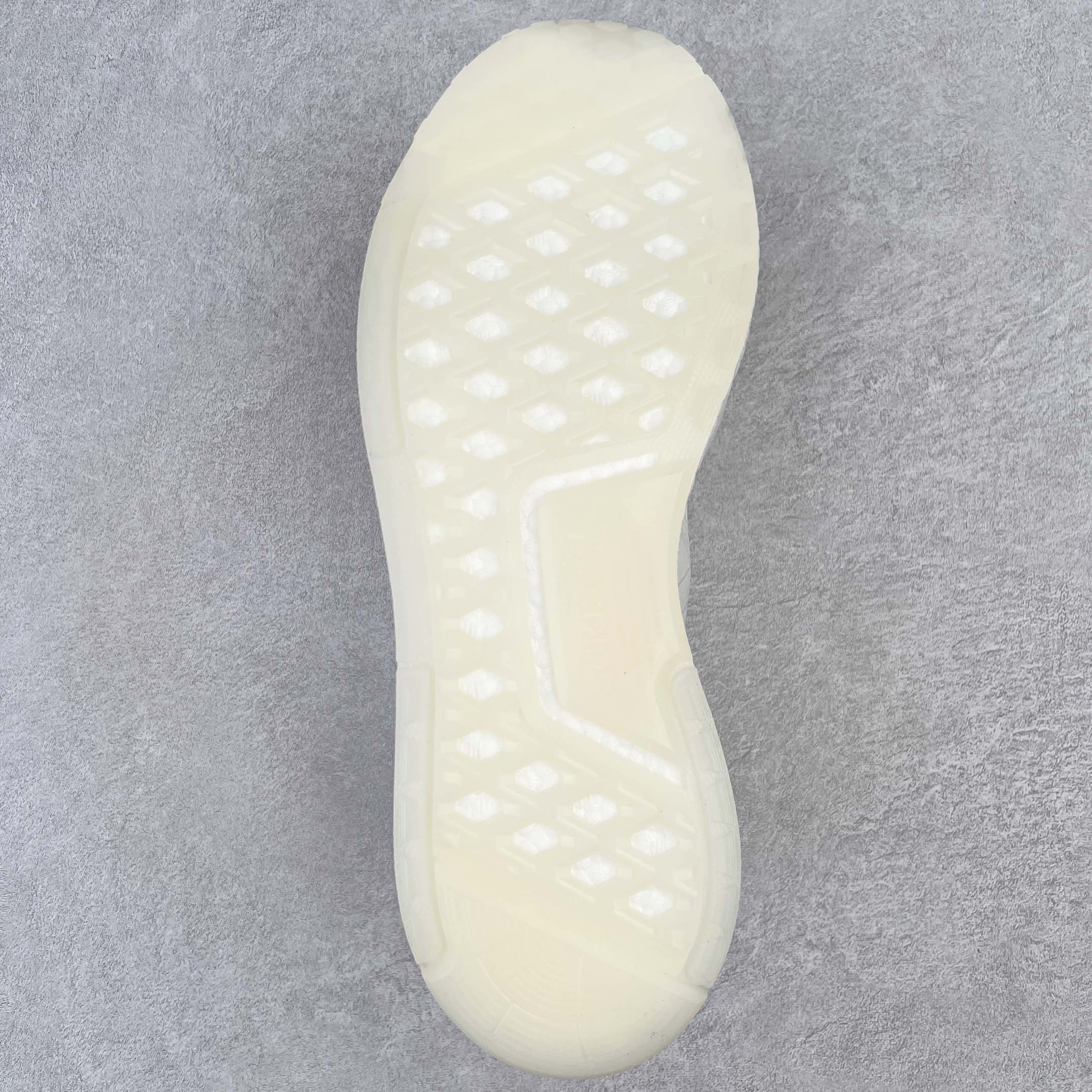 图片[9]-＃开学季福利 AD Originals NMD V3 Boost 爆米花缓震跑鞋 缓震装置意味着良好的氛围永无止境 无尽的能量回馈让您在夜幕降临时感到舒适 透明鞋跟夹和带斑点的TPU中底使渐进式探索更加完美 尺码：36 36.5 37 38 38.5 39 40 40.5 41 42 42.5 43 44 44.5 45-选品中心