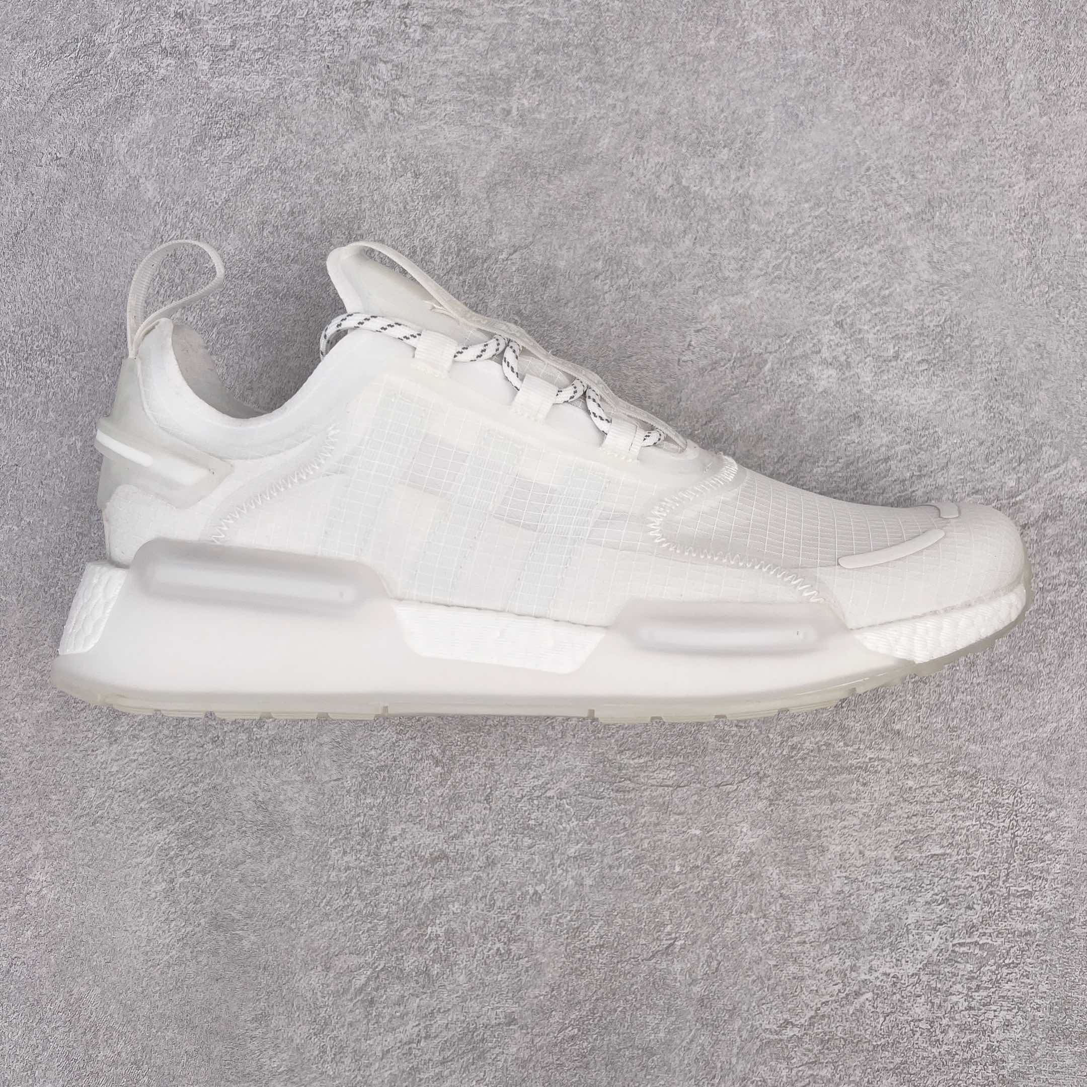 ＃开学季福利 AD Originals NMD V3 Boost 爆米花缓震跑鞋 缓震装置意味着良好的氛围永无止境 无尽的能量回馈让您在夜幕降临时感到舒适 透明鞋跟夹和带斑点的TPU中底使渐进式探索更加完美 尺码：36 36.5 37 38 38.5 39 40 40.5 41 42 42.5 43 44 44.5 45-选品中心