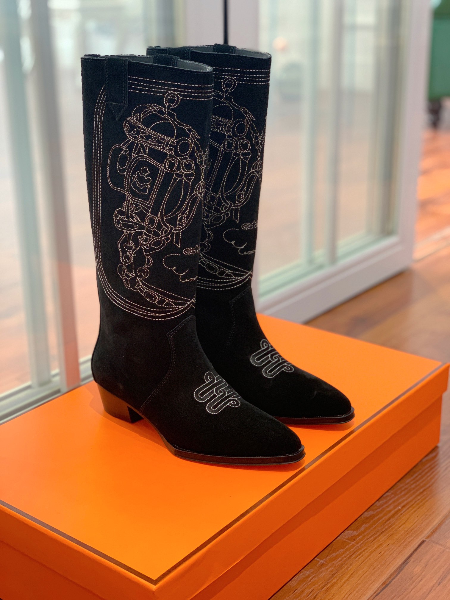 【Herm*s】西部牛仔靴。展现品牌精湛的制靴工艺。刺绣拼接时尚度。 材质：鞋面小牛皮、牛京拼刺绣。加厚真皮大底。全新高