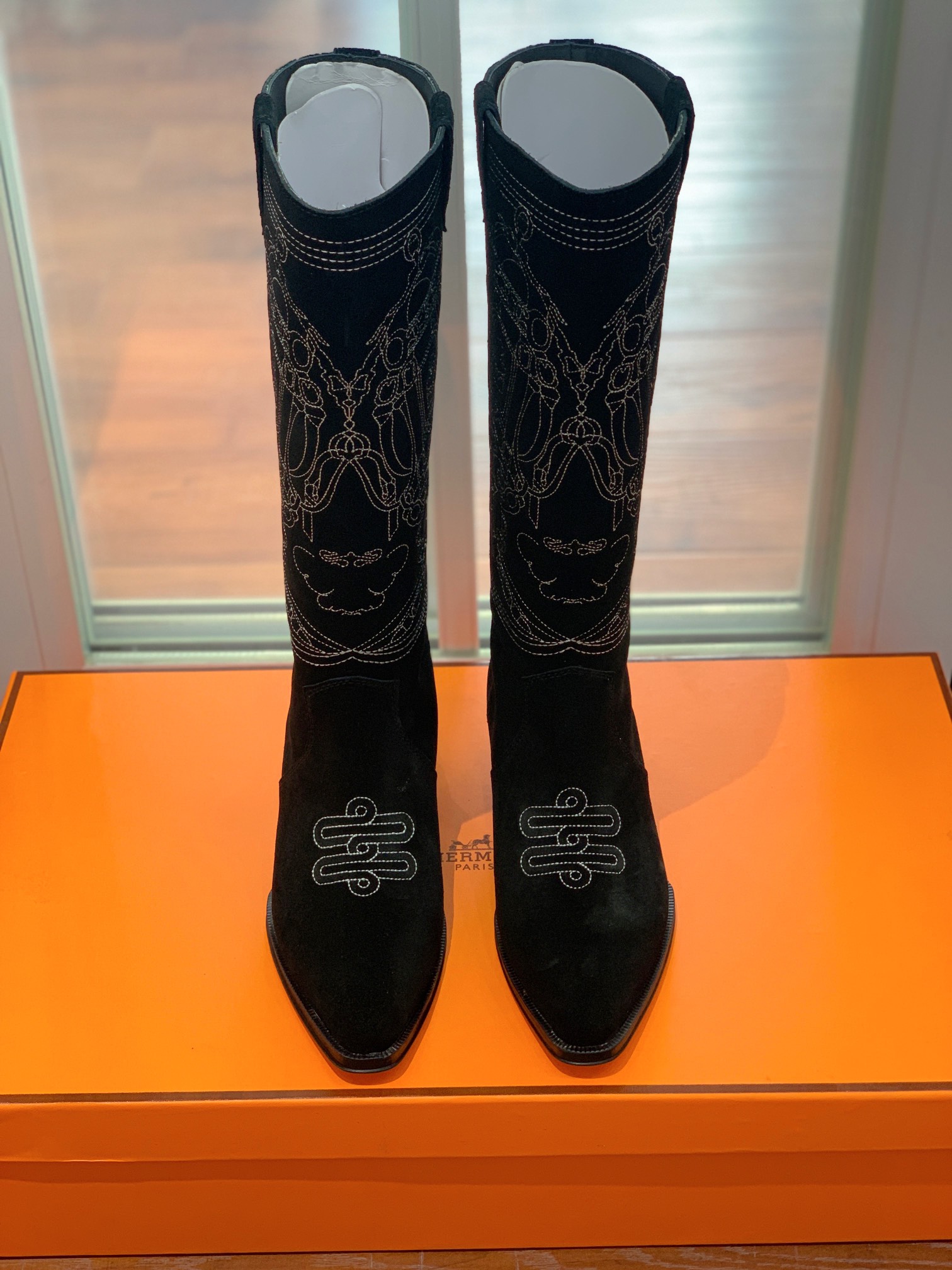 【Herm*s】西部牛仔靴。展现品牌精湛的制靴工艺。刺绣拼接时尚度。 材质：鞋面小牛皮、牛京拼刺绣。加厚真皮大底。全新高