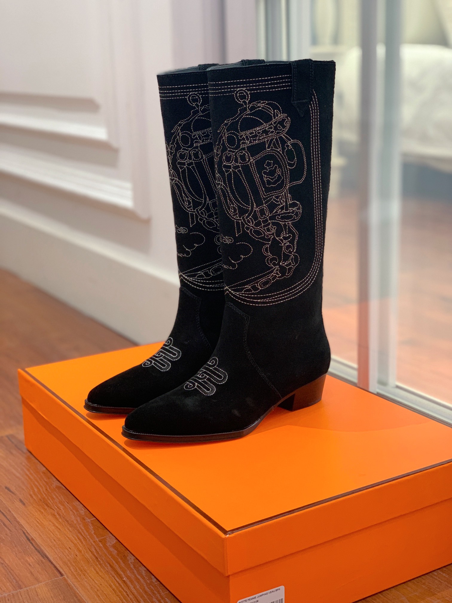 【Herm*s】西部牛仔靴。展现品牌精湛的制靴工艺。刺绣拼接时尚度。 材质：鞋面小牛皮、牛京拼刺绣。加厚真皮大底。全新高
