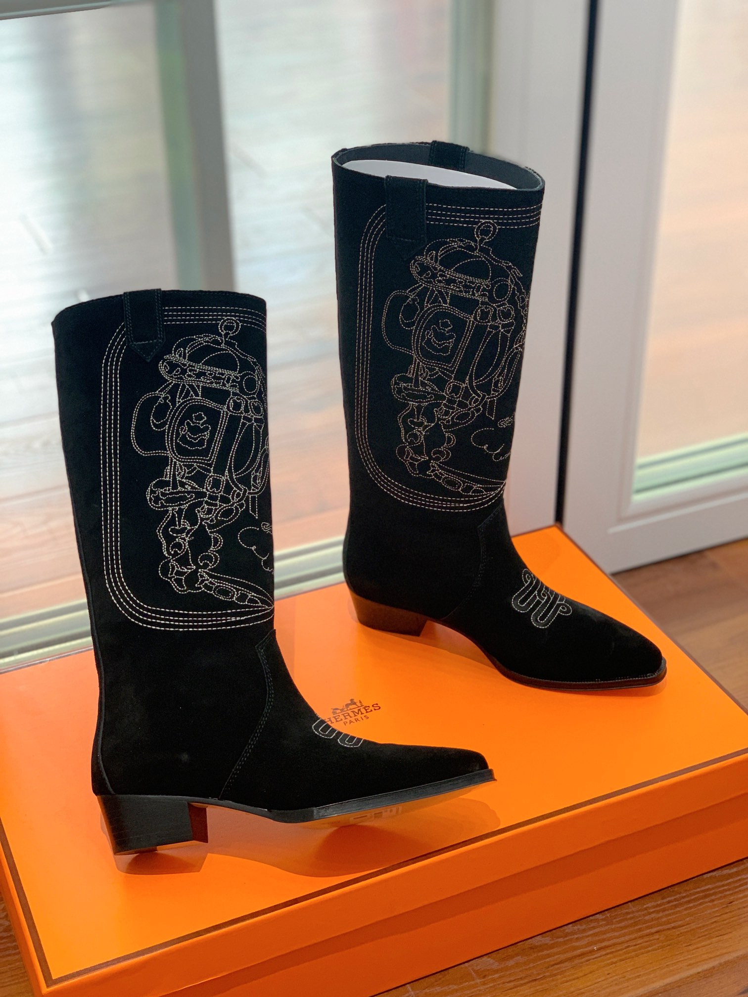 【Herm*s】西部牛仔靴。展现品牌精湛的制靴工艺。刺绣拼接时尚度。 材质：鞋面小牛皮、牛京拼刺绣。加厚真皮大底。全新高