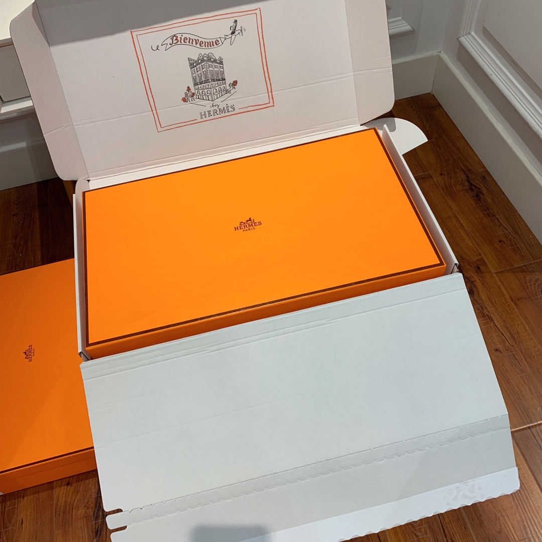 【Herm*s】西部牛仔靴。展现品牌精湛的制靴工艺。刺绣拼接时尚度。 材质：鞋面小牛皮、牛京拼刺绣。加厚真皮大底。全新高