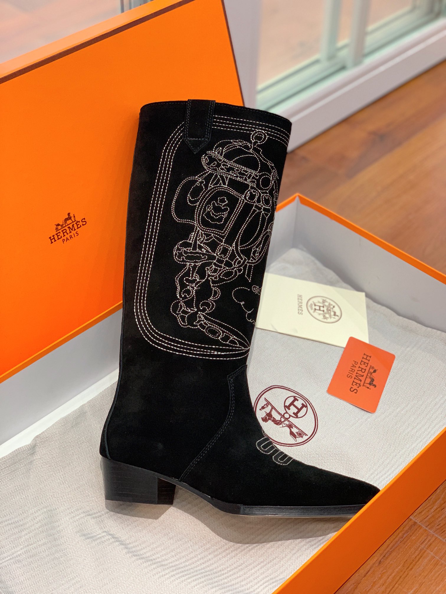 【Herm*s】西部牛仔靴。展现品牌精湛的制靴工艺。刺绣拼接时尚度。 材质：鞋面小牛皮、牛京拼刺绣。加厚真皮大底。全新高