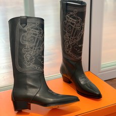 【Herm*s】西部牛仔靴。展现品牌精湛的制靴工艺。刺绣拼接时尚度。 材质:鞋面小牛皮、牛京拼刺绣。加厚真皮大底。全新高 【Herm*s】西部牛仔靴。展现品牌精湛的制靴工艺。刺绣拼接时尚度。 材质:鞋面小牛皮、牛京拼刺绣。加厚真皮大底。全新高