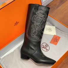 【Herm*s】西部牛仔靴。展现品牌精湛的制靴工艺。刺绣拼接时尚度。 材质:鞋面小牛皮、牛京拼刺绣。加厚真皮大底。全新高 【Herm*s】西部牛仔靴。展现品牌精湛的制靴工艺。刺绣拼接时尚度。 材质:鞋面小牛皮、牛京拼刺绣。加厚真皮大底。全新高