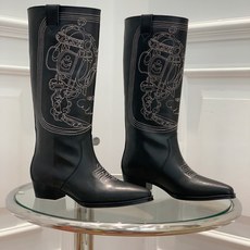 【Herm*s】西部牛仔靴。展现品牌精湛的制靴工艺。刺绣拼接时尚度。 材质:鞋面小牛皮、牛京拼刺绣。加厚真皮大底。全新高 【Herm*s】西部牛仔靴。展现品牌精湛的制靴工艺。刺绣拼接时尚度。 材质:鞋面小牛皮、牛京拼刺绣。加厚真皮大底。全新高