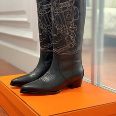 【Herm*s】西部牛仔靴。展现品牌精湛的制靴工艺。刺绣拼接时尚度。 材质:鞋面小牛皮、牛京拼刺绣。加厚真皮大底。全新高 【Herm*s】西部牛仔靴。展现品牌精湛的制靴工艺。刺绣拼接时尚度。 材质:鞋面小牛皮、牛京拼刺绣。加厚真皮大底。全新高