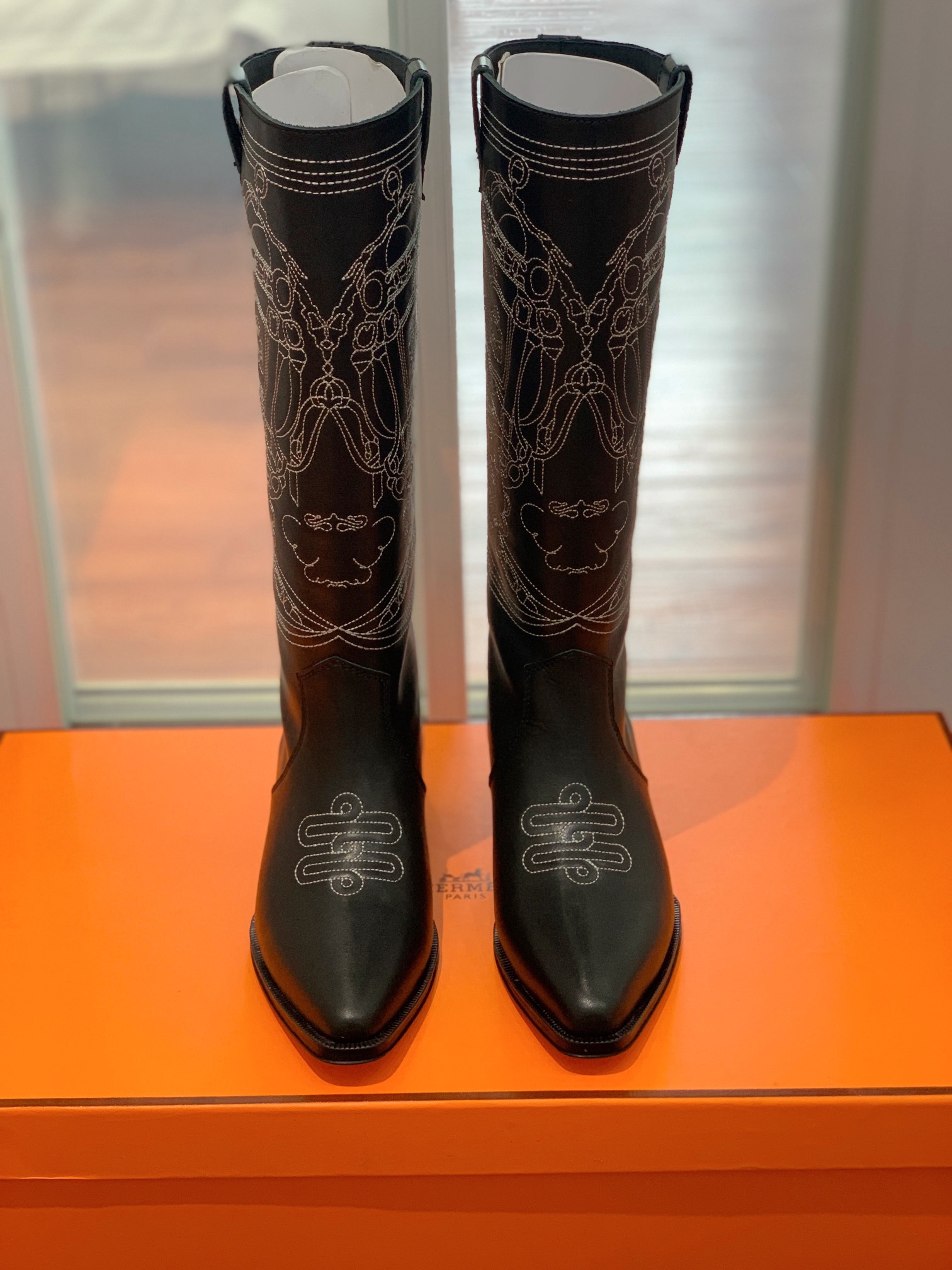 【Herm*s】西部牛仔靴。展现品牌精湛的制靴工艺。刺绣拼接时尚度。 材质：鞋面小牛皮、牛京拼刺绣。加厚真皮大底。全新高