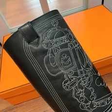 【Herm*s】西部牛仔靴。展现品牌精湛的制靴工艺。刺绣拼接时尚度。 材质:鞋面小牛皮、牛京拼刺绣。加厚真皮大底。全新高 【Herm*s】西部牛仔靴。展现品牌精湛的制靴工艺。刺绣拼接时尚度。 材质:鞋面小牛皮、牛京拼刺绣。加厚真皮大底。全新高