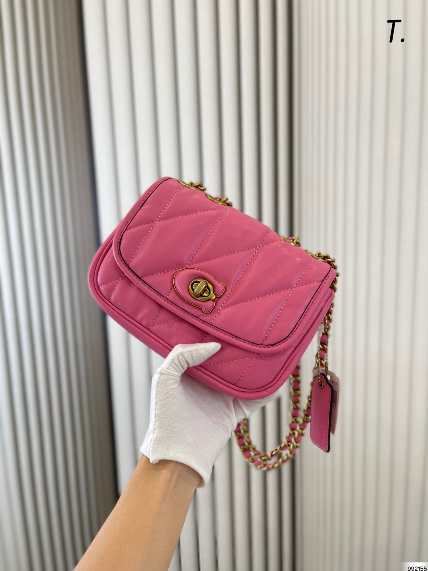 J5 4色配盒  Coach 蔻驰 翻盖斜挎包 这款包包看起来，可以说是非常的精致优雅，经典的同时又不失设计感。个性又有气质，完全不用担心搭配，一年四季都可背尺寸:20 15