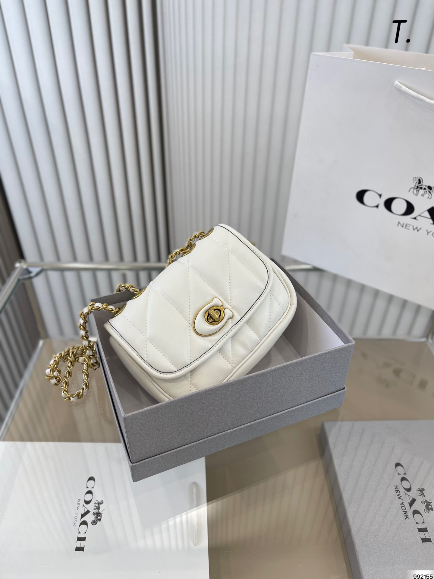 J5 配盒  Coach 蔻驰 翻盖斜挎包 这款包包看起来，可以说是非常的精致优雅，经典的同时又不失设计感。个性又有气质，完全不用担心搭配，一年四季都可背尺寸:20 15