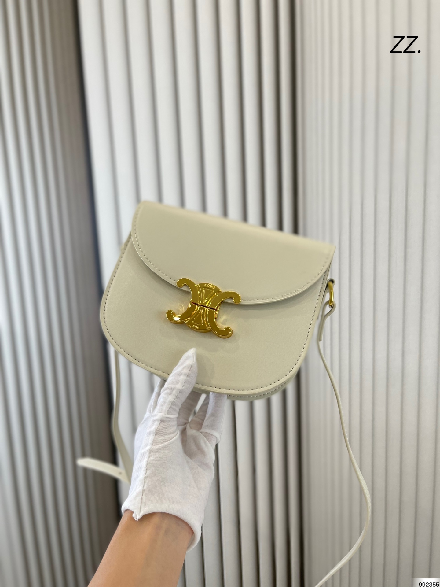 J5 6色折叠盒 赛琳凯旋门 Celine 赛琳  一眼就爱上 超级可爱的小包包 可以装小粉饼口红车钥匙 一秒入的款 姐妹们冲啊 尺寸18 5 16