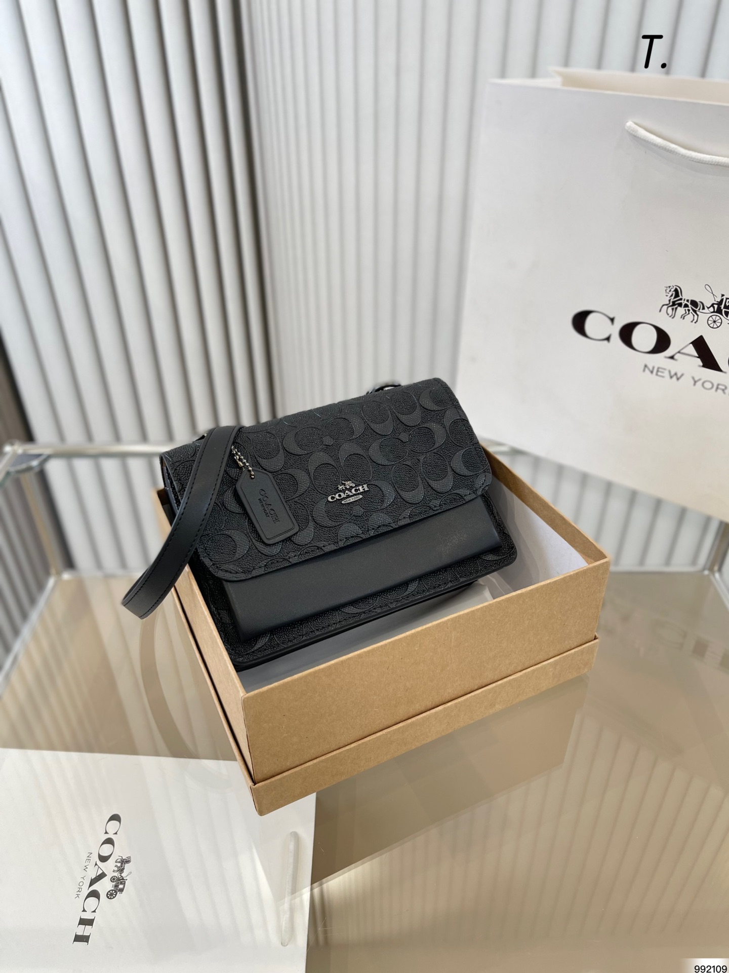 J5 配盒  Coach 蔻驰   小方包绝美链条包，收到的反馈很好，质量一如既往的好，小清新风格，可以单肩、手拎，很好看，尺寸：21 16