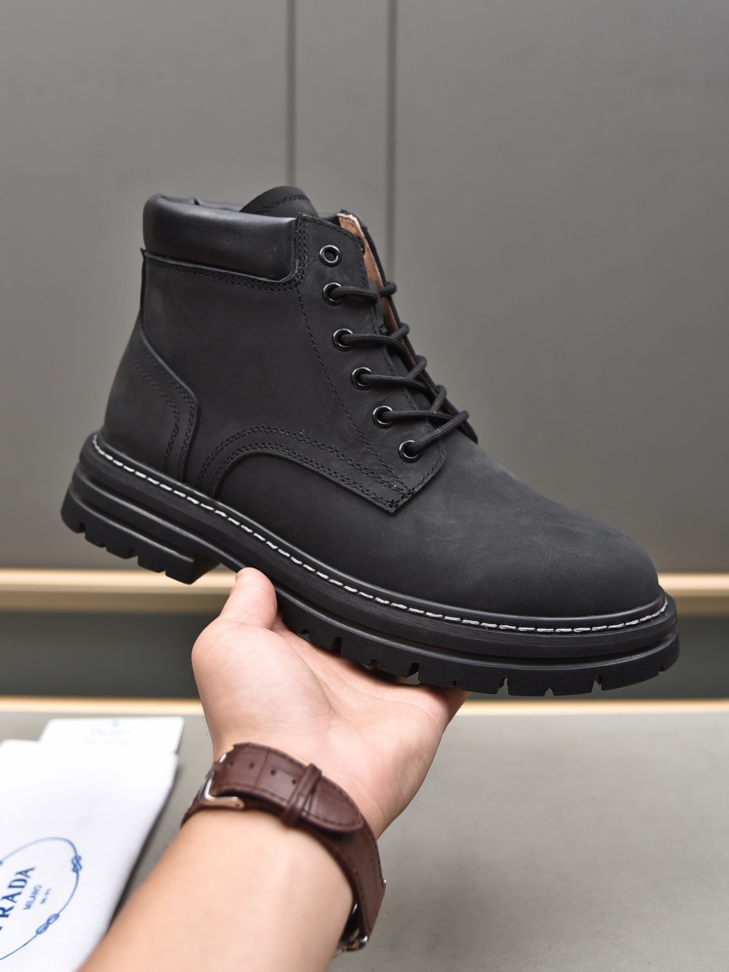 J0    Prada 普拉达 鞋面进口牛皮.舒适猪里,精细做工,英伦风格,厚实马钉靴大底.百搭舒适size 38-4445定做可供淘宝、天猫、直播