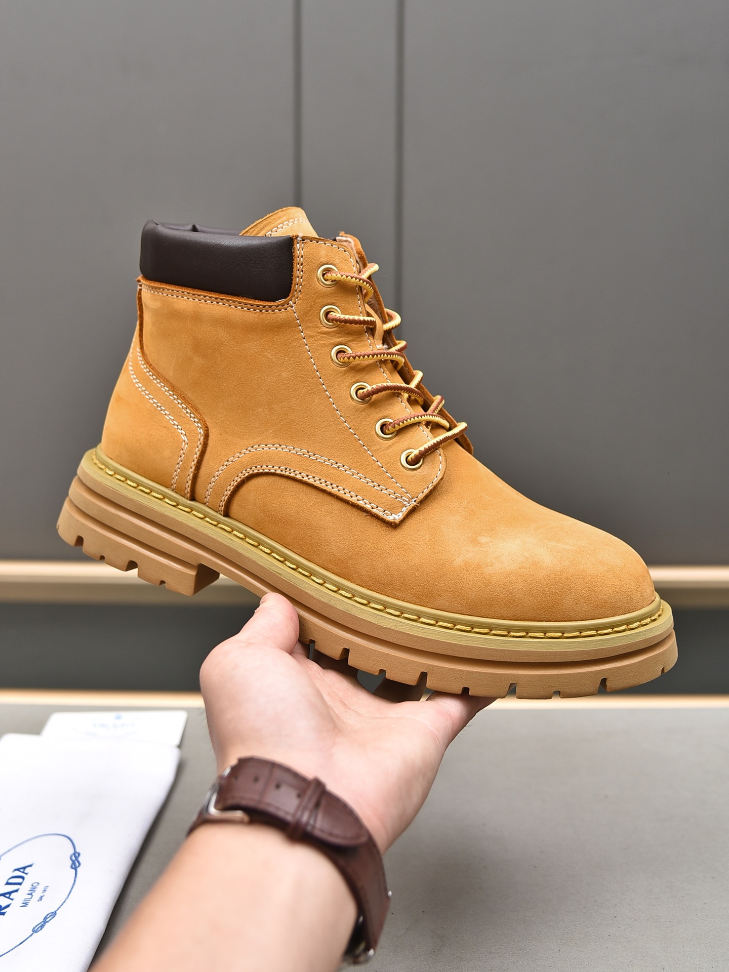 J0 普拉达鞋面进口牛皮。舒适猪里，精细做工，英伦风格，厚实马钉靴大底。百搭舒适