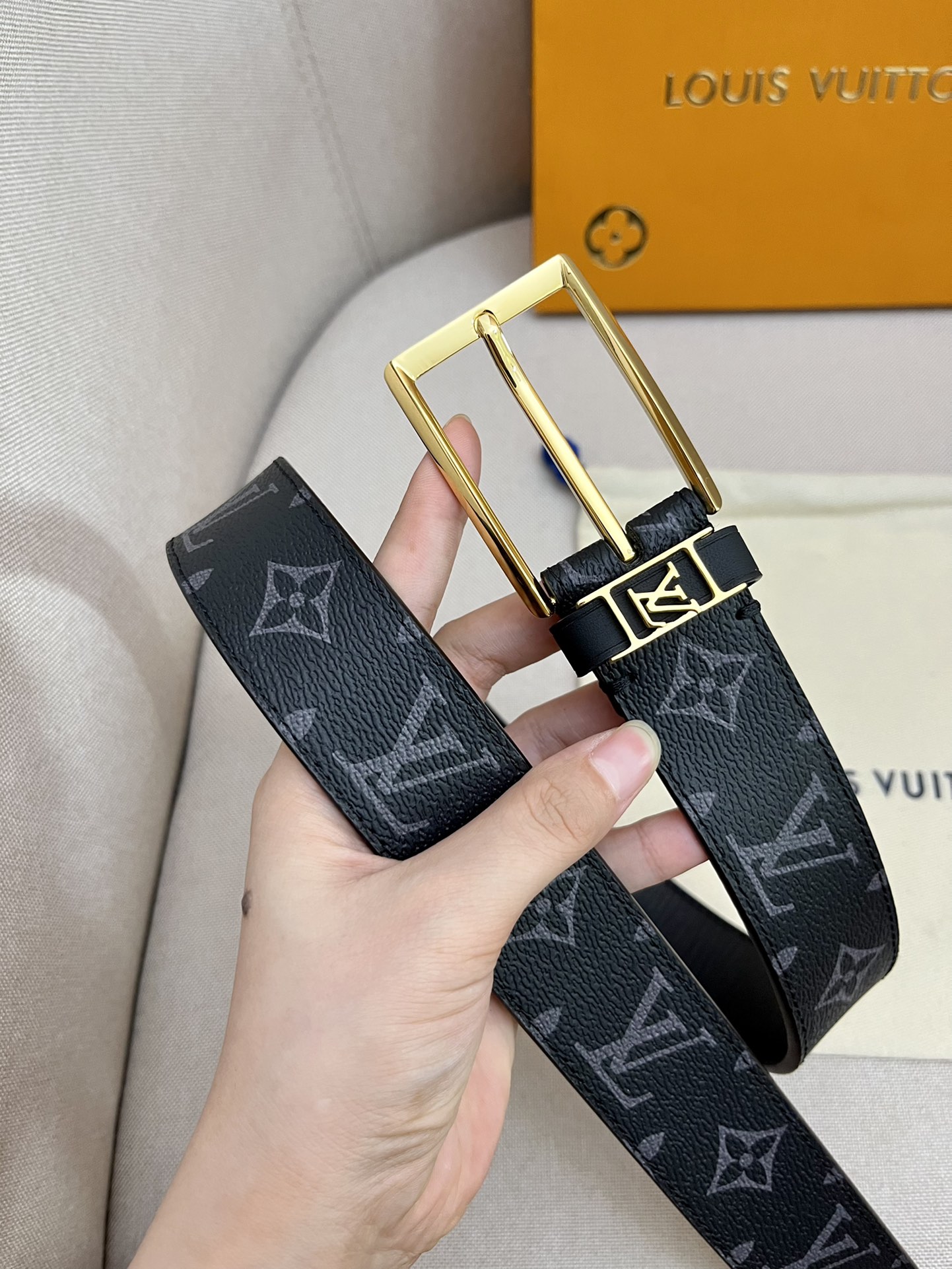 I0  Louis vuitton 路易威登 LV   皮带腰带：单面使用专柜质量、头层牛皮、24k纯钢扣、送人自用首选、保证真皮 包装：请认准图片专柜包装、送打孔器 全套包装 宽度：3.5cm 长度：国标cm-cm 不可以自行裁剪长度